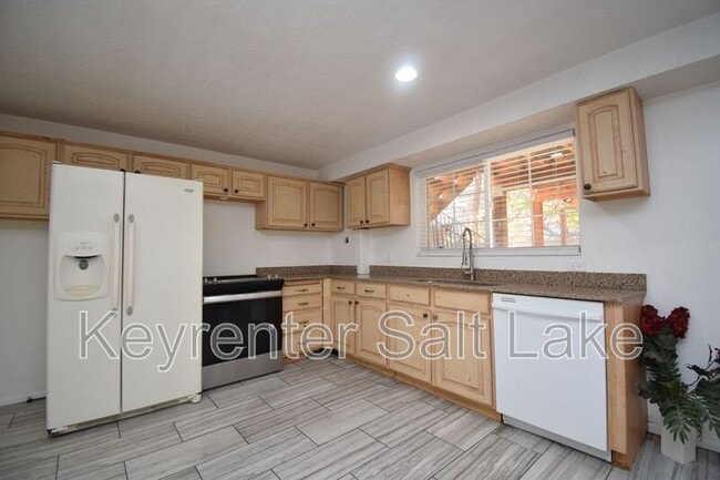 Building Photo - 3582 E Mardonna Way