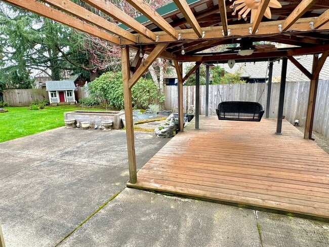 Building Photo - Linwood Neighborhood, Milwaukie Home on Quiet Cul-de-sac, 2 Car Garage, A/C, Huge Fenced Backyard