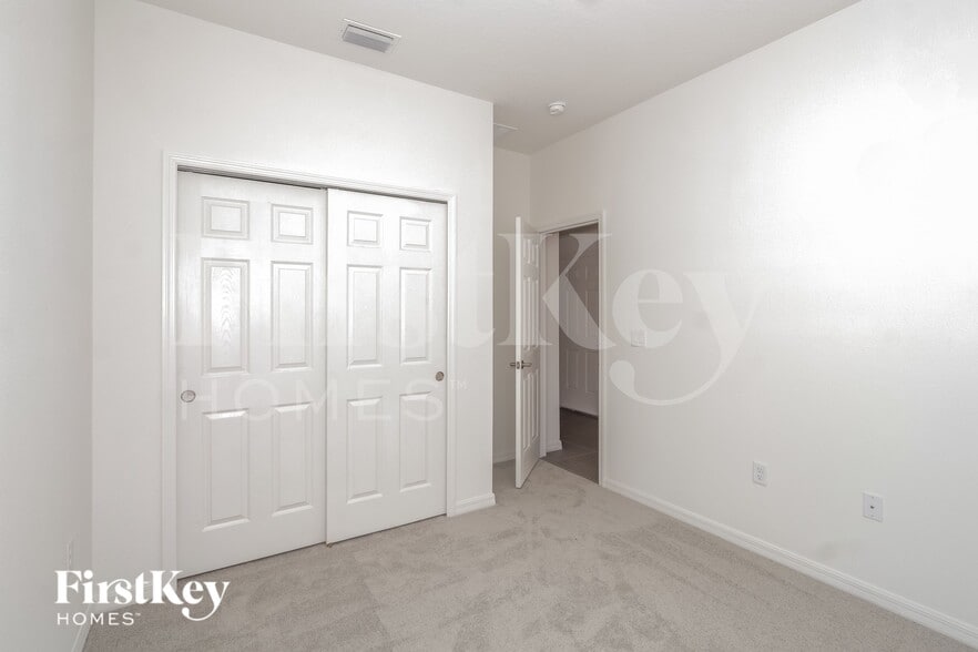 Building Photo - 303 Corbel Ln