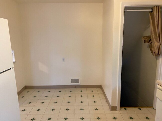 Building Photo - Well Kept Duplex in the Shaler Area