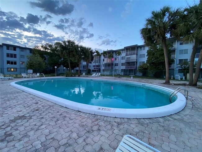 Building Photo - 443 NE 195th St