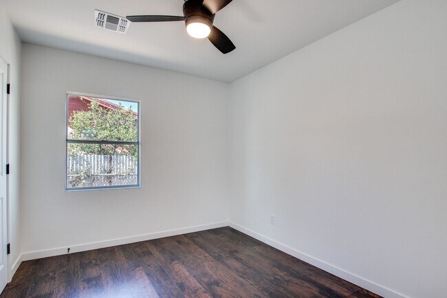 Building Photo - 1221 E 13th St
