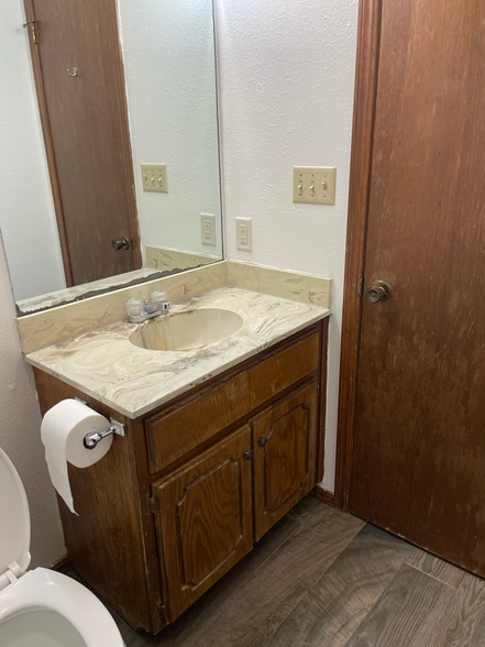 Main Bathroom - 908 Acacia Cir