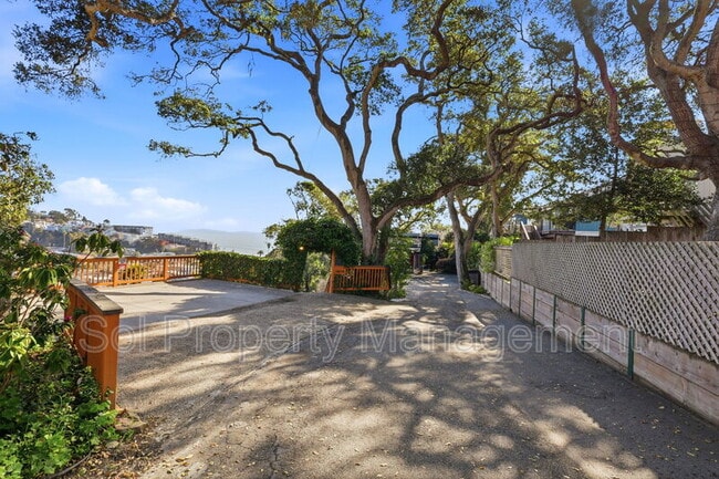 Building Photo - 147 Seacliff Dr