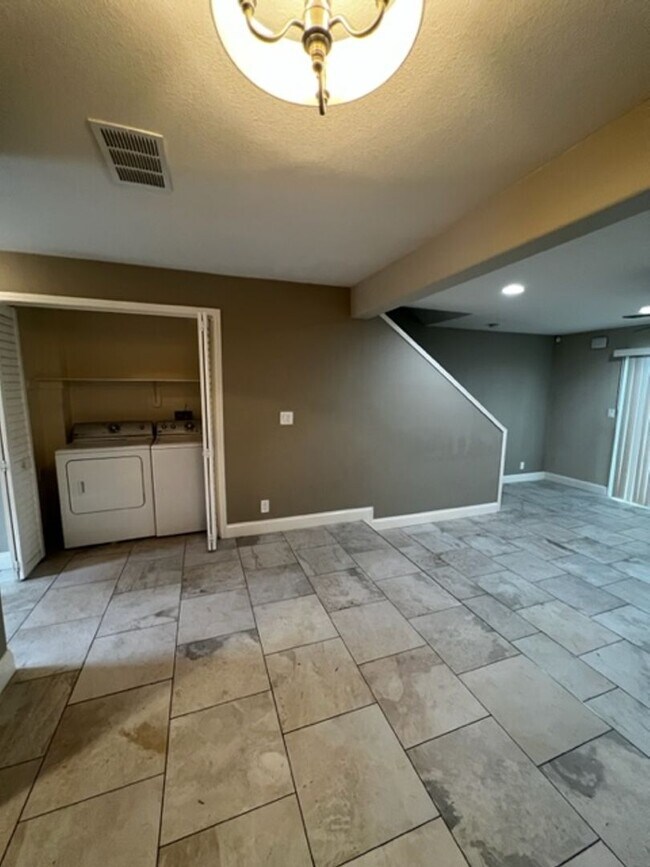 Building Photo - 138 Rainbow Ct