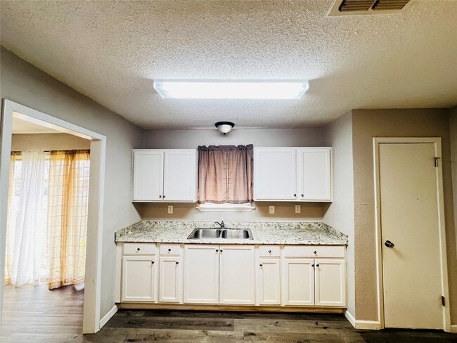 Building Photo - 215 Birdwell Rd