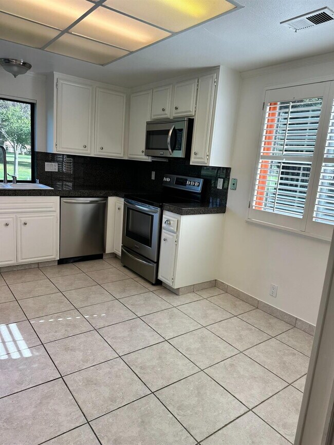 Building Photo - Fabulous condominium home on 6th Fairway of El Macero Country Club.