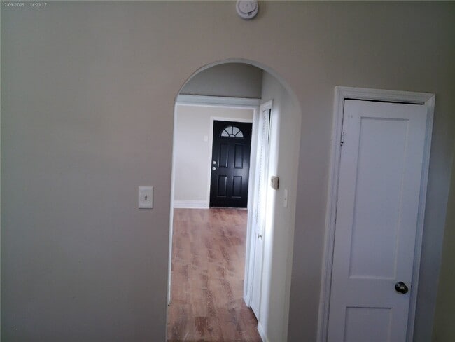 Building Photo - 6118 Vermont Ave