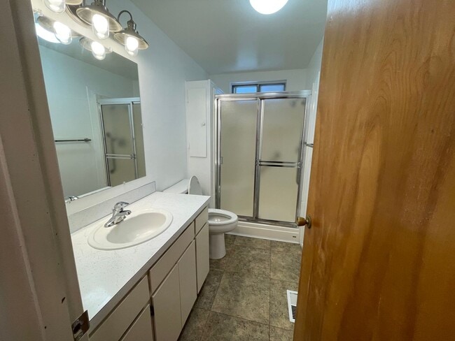 Building Photo - Adorable 2 Bedroom Home
