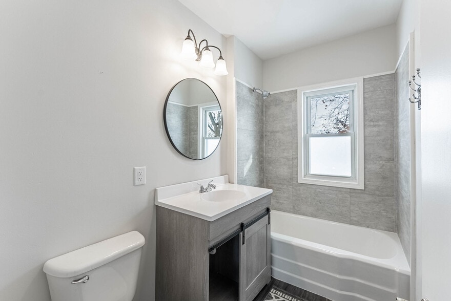 Building Photo - 125 S Main St