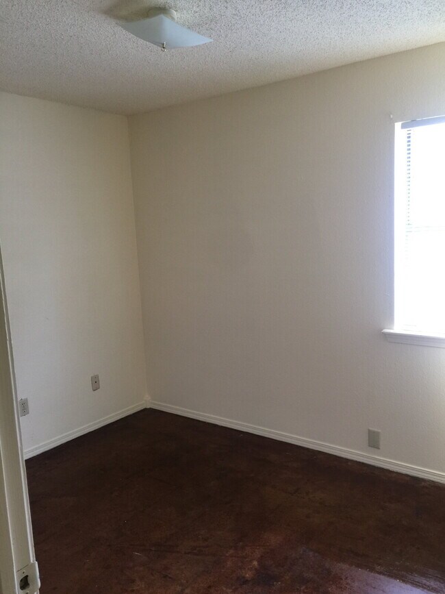 Building Photo - 687 Jill St