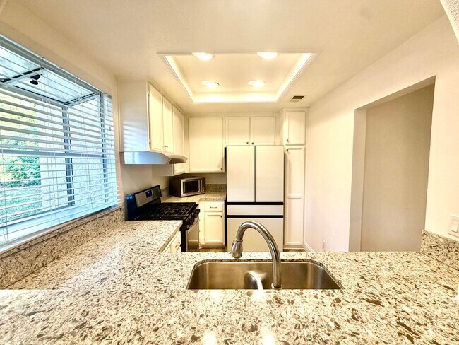 Building Photo - 1 bed, 1 bath Charming Unit in Lake Forest