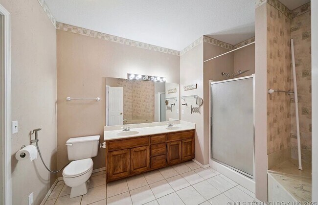 Building Photo - Located in a cul-de-sac, this 3 bedroom, 2 bath, 2 car garage home boasts over 2000 sq ft and a g...