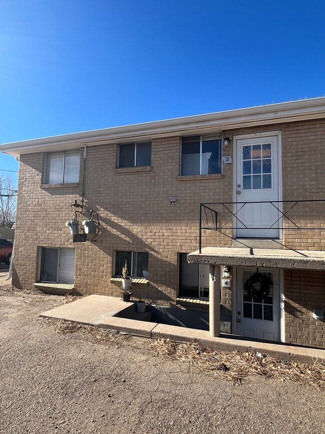 Building Photo - Updated 2-Bedroom Upper Unit – Lakewood