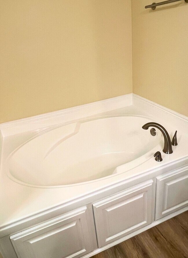 Building Photo - Updated 3/2 close to I95