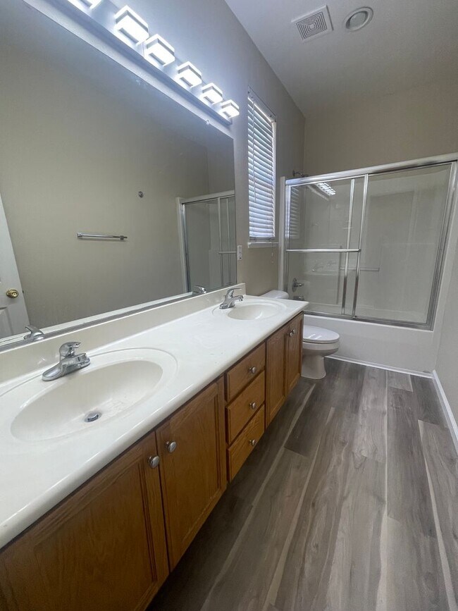 Building Photo - Beautiful 4 Bedroom Close to Downtown Brentwood!