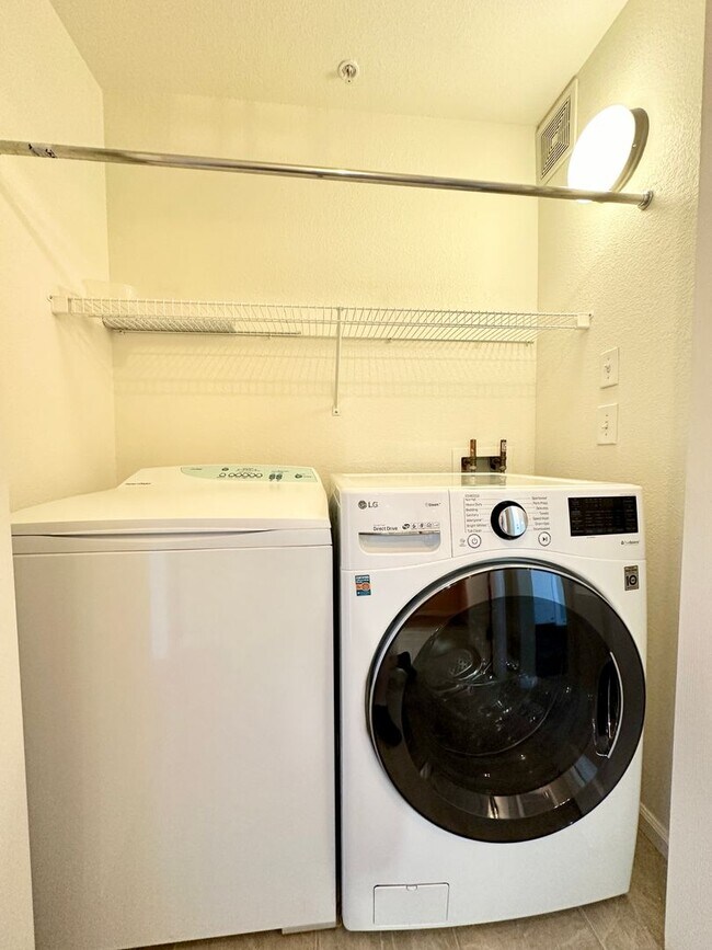 Building Photo - 2 Bedroom 2 Bathroom Top Floor Condo with ...