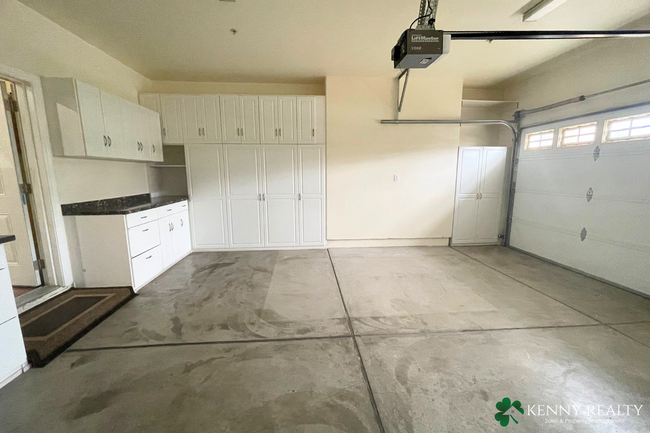 Building Photo - Large 4 Bedroom, 3 Bathroom Home in San Bruno