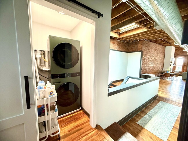 Building Photo - Beautifully Refinished Historic Downtown Apartment!