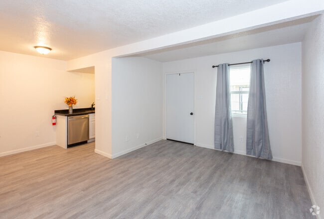1BR 1BA - 600 SF - East 12th Townhomes and Apts