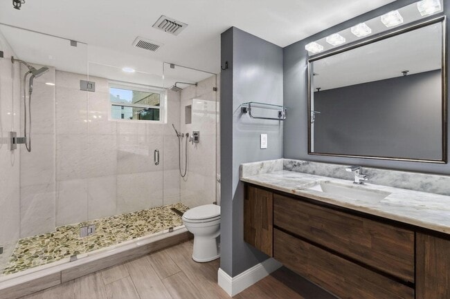 Building Photo - 372 Golfview Rd