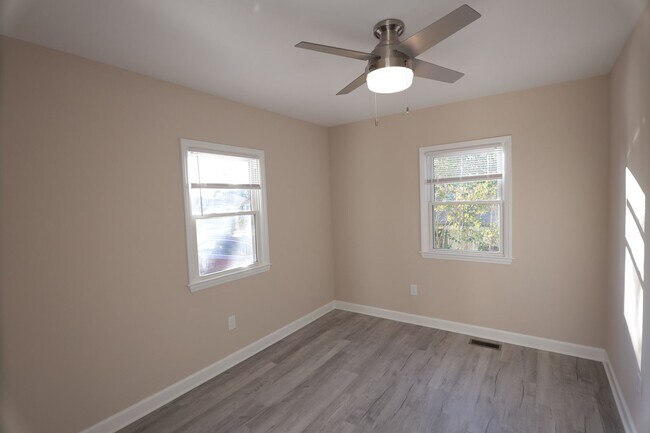 Building Photo - Renovated 2 Bedroom, 2 Bathroom Home in Hi...
