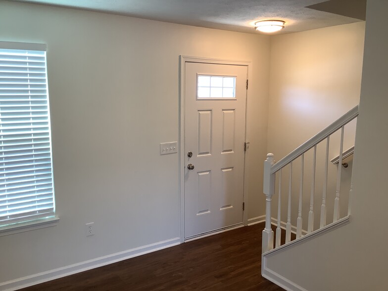 Building Photo - 5283 River Ridge Dr