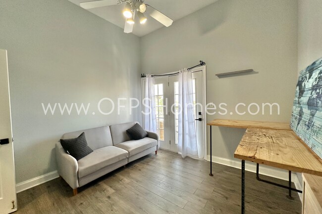 Building Photo - 3/3 DESTIN CONDO... Minutes from the beach!!
