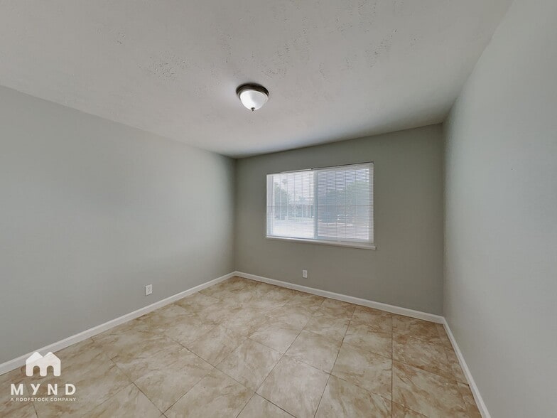 Building Photo - 640 Hause Ave