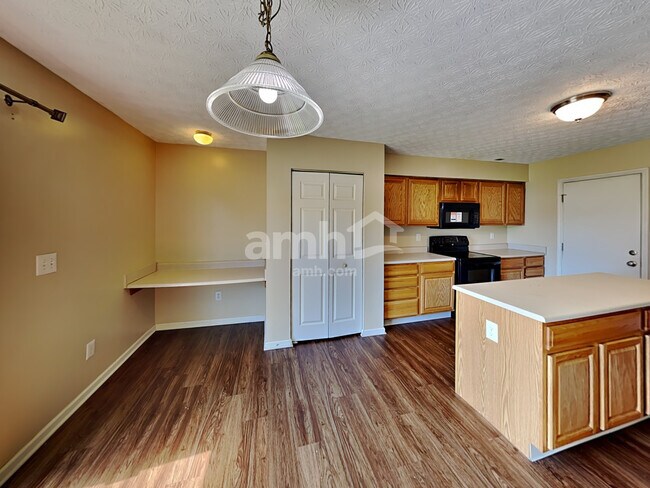 Building Photo - 5525 Village Grove Ln