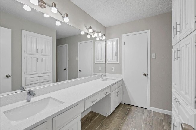 Building Photo - 9724 Summerwood Cir