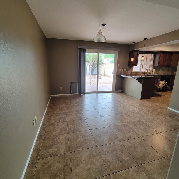 Building Photo - 2150 E Ellis Dr