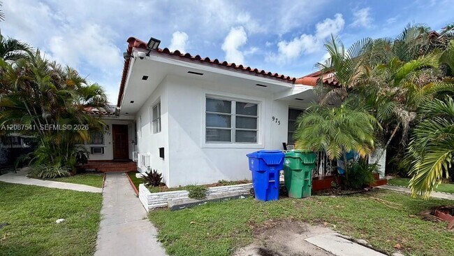 Building Photo - 975 SW 10th St