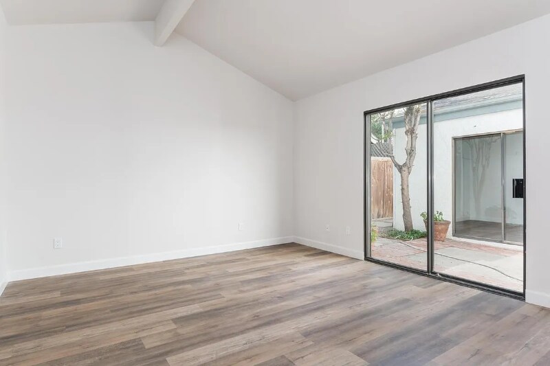 Building Photo - 3305 Vivienda Cir