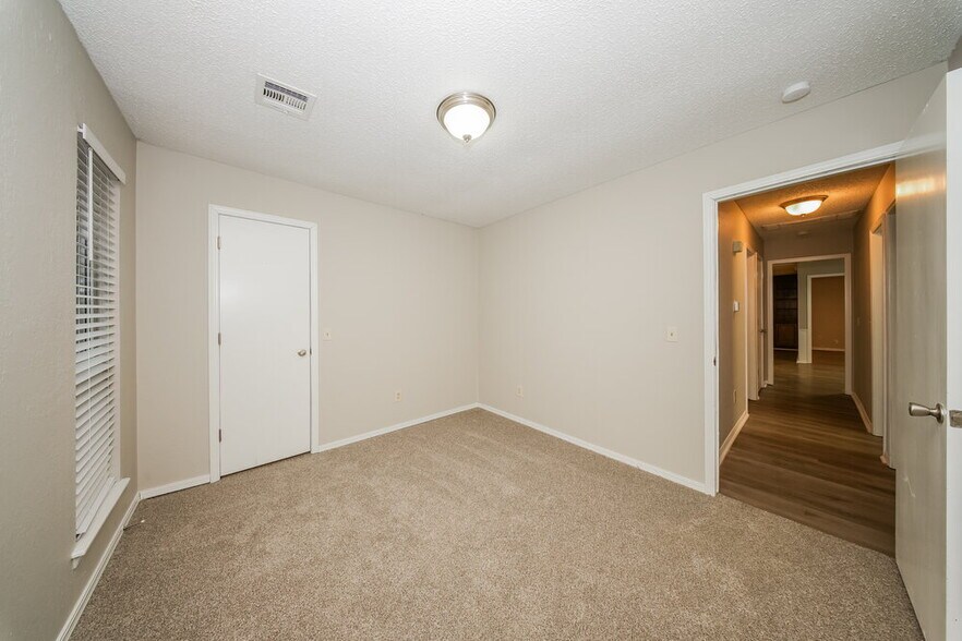 Building Photo - 11032 N Eagle Ln