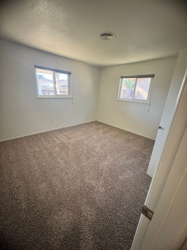 Building Photo - 2 Bedroom, 1 Bath with Garage near Hospital.
