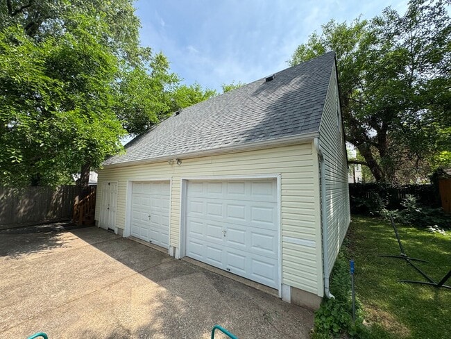 Building Photo - Beautiful 3 Bed 2.5 Bath Single Family Hom...