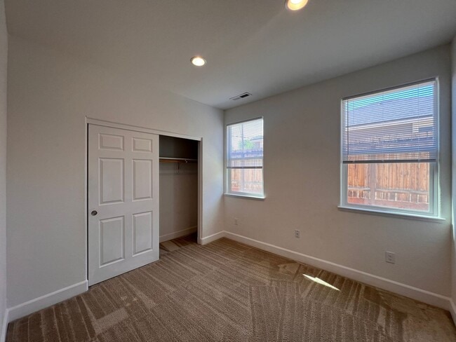 Building Photo - Large 4 bedroom home located in Green Vall...