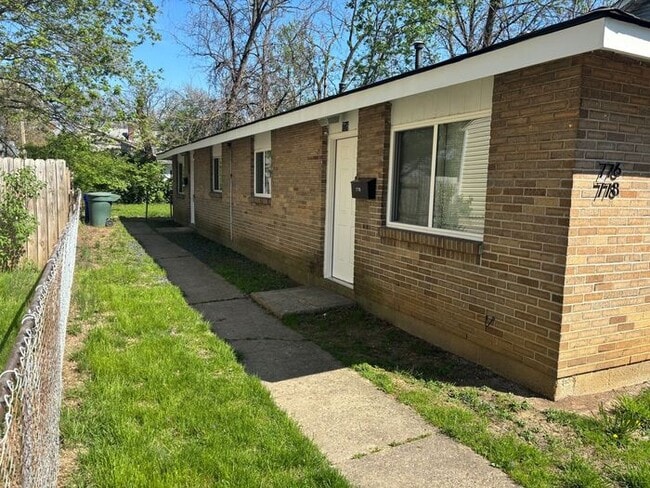 Building Photo - Comfortable Living in a Cozy 2-Bedroom Dup...