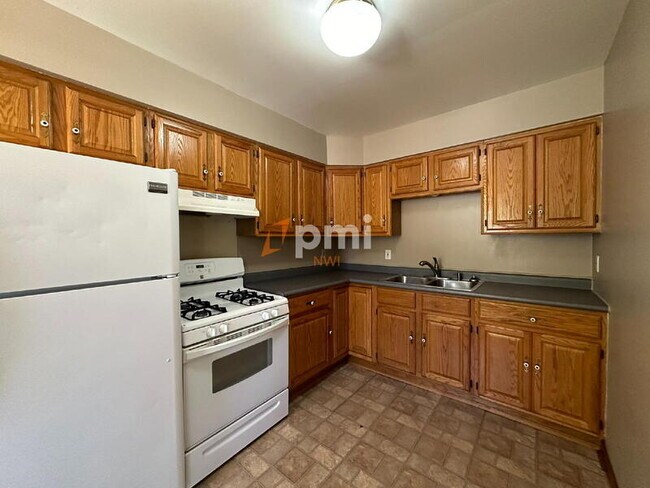 Building Photo - 2591 Parkview St