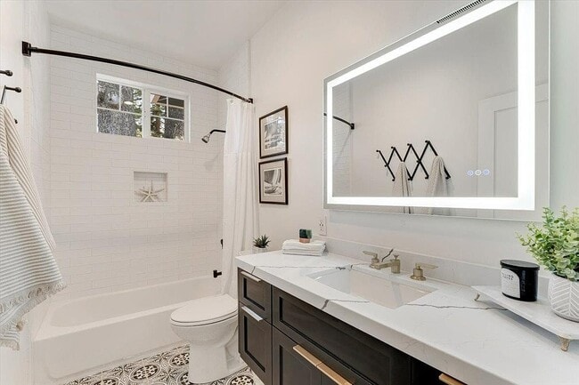 Building Photo - 513 Hill St