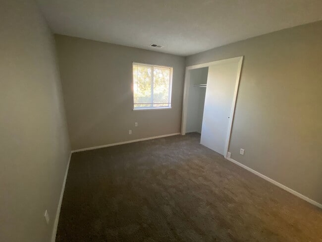 Building Photo - Large 2 bed 1 bath Top Floor Condo