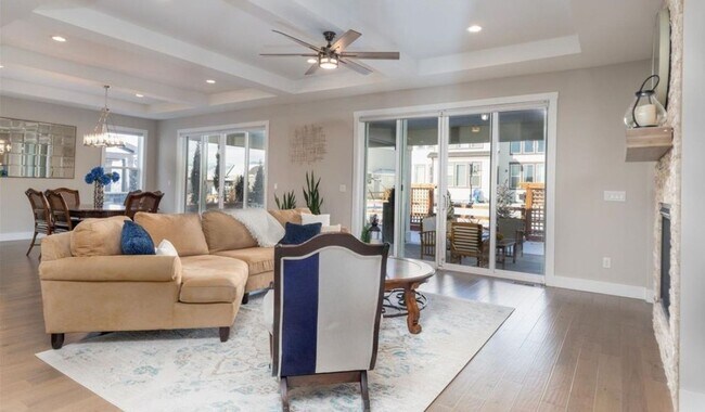 Building Photo - Gorgeous & Large 3 Bedroom 2 Bath Home wit...