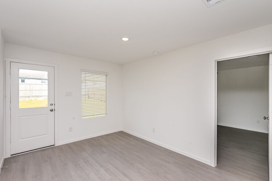 Building Photo - 2740 River Knl Ln