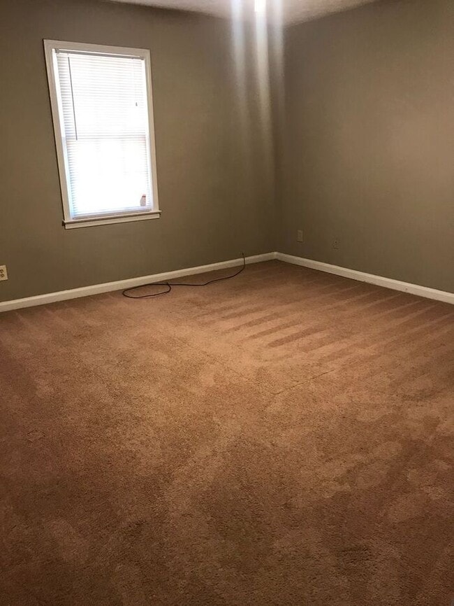 Building Photo - Available now!!! 2 bedroom 1 bath duplex!