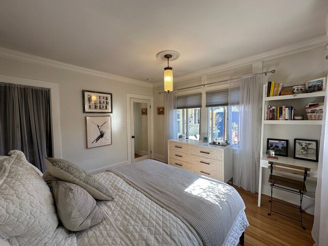 Building Photo - Secluded 2+1 close to Paramount Studios, H...