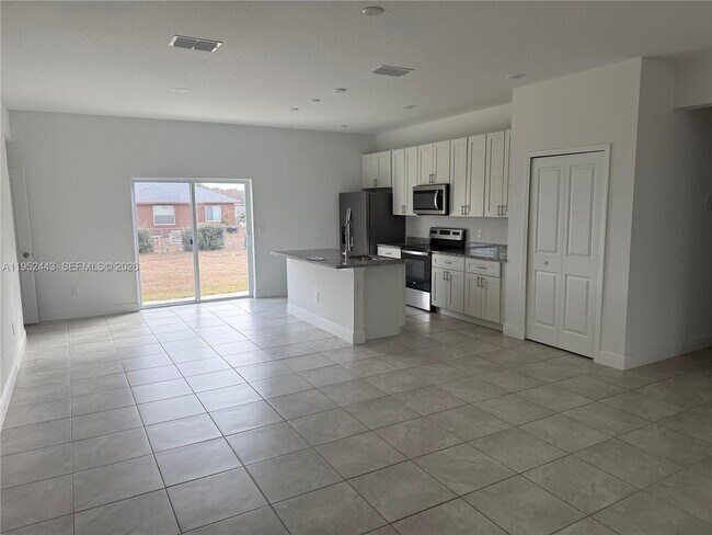 Building Photo - 404 Marion Oaks Trail