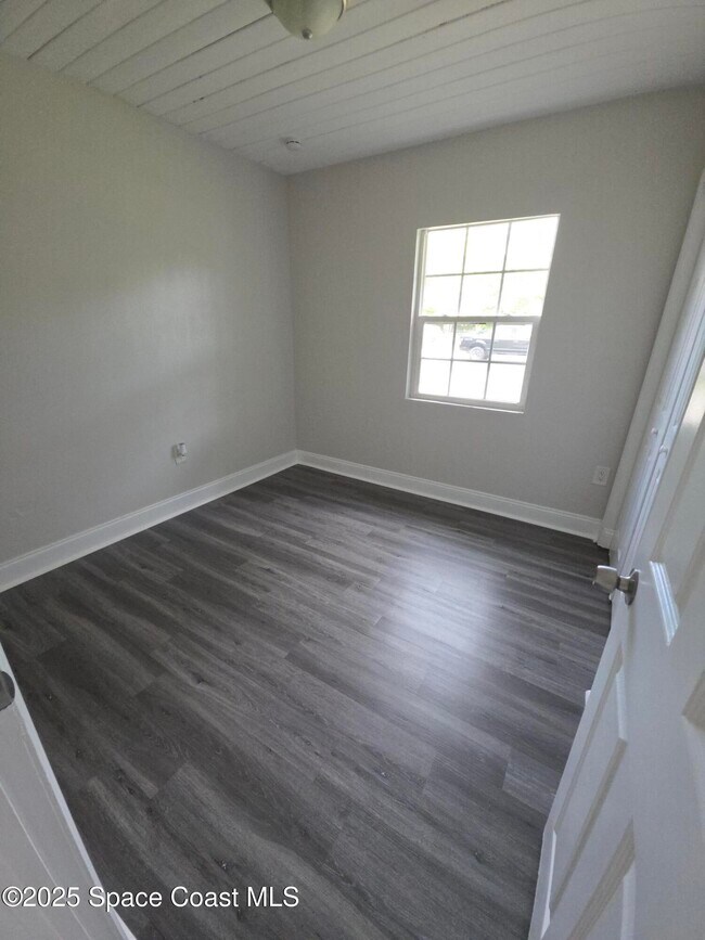 Building Photo - 413 Dove Ave