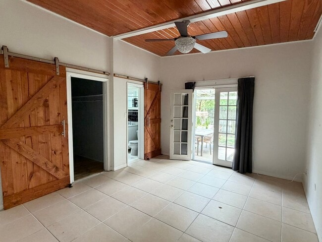 Building Photo - 1227 Country Club Dr