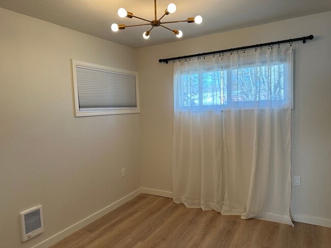 Building Photo - Beautiful high end 1 bedroom duplex with office!